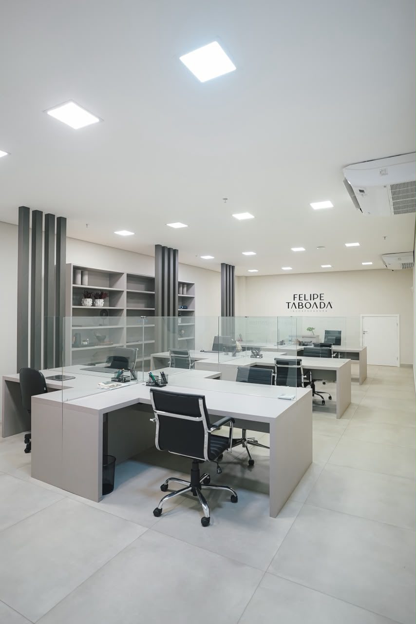 Ambiente de trabalho da Felipe Taboada com a marca aplicada na parede