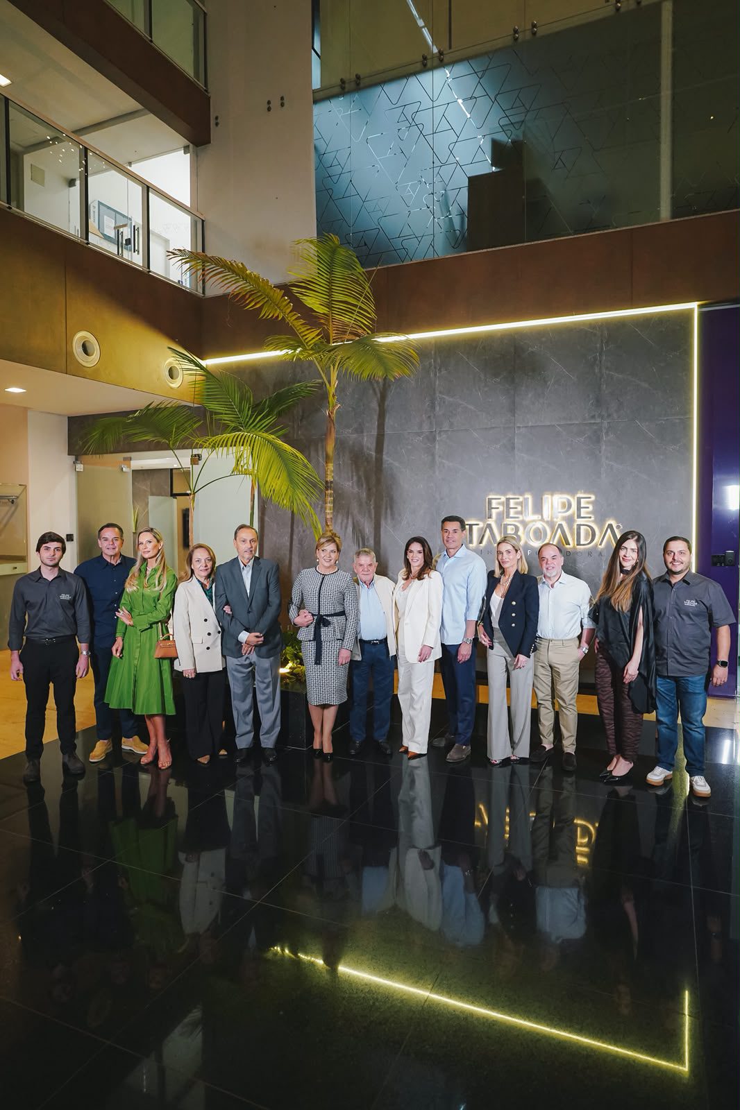Representantes e convidados reunidos diante da marca Felipe Taboada