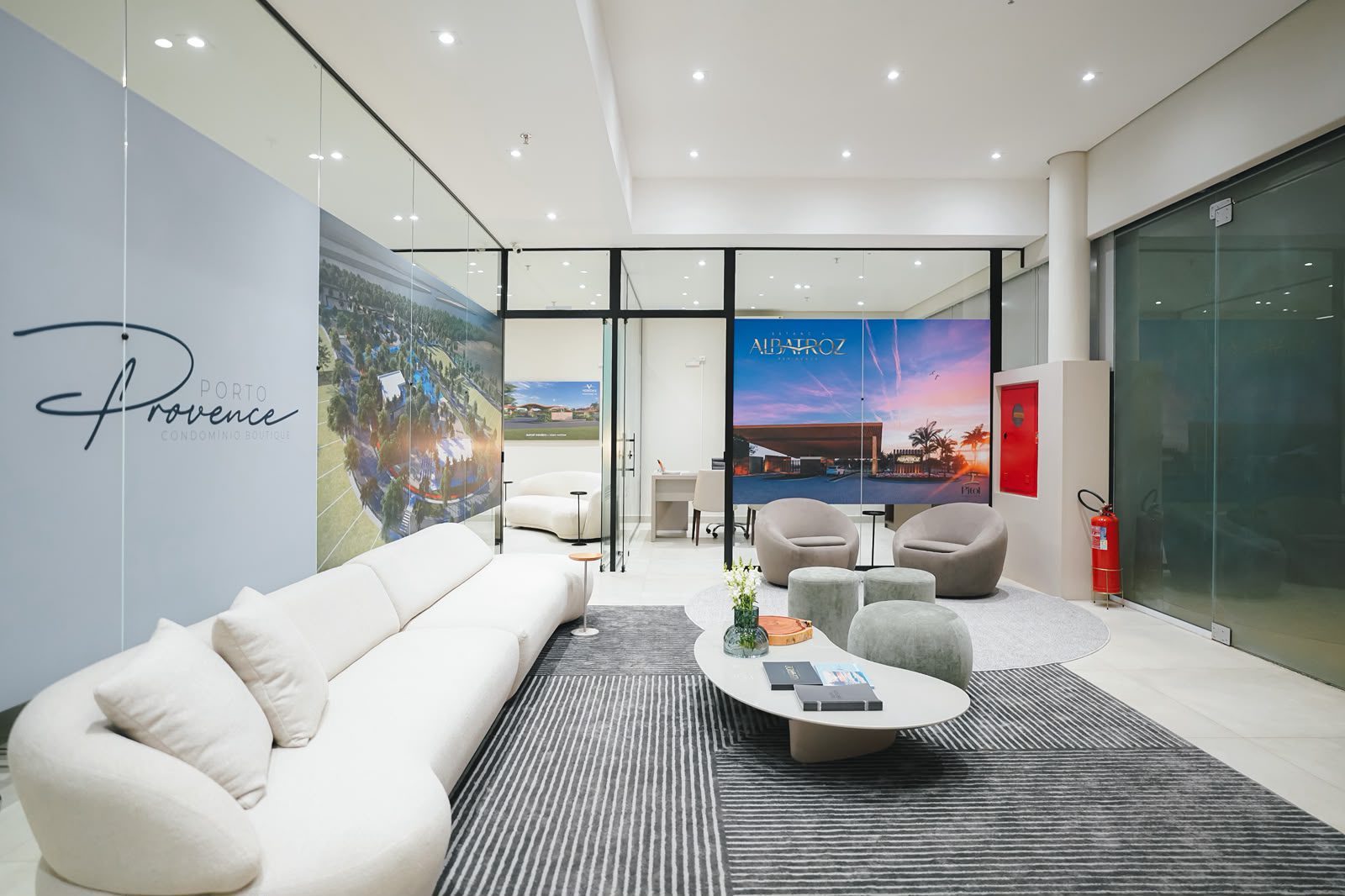Ambiente de atendimento com imagens dos empreendimentos Porto Provence e Albatroz